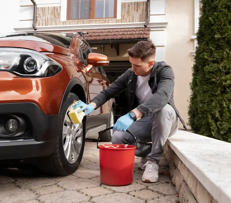 Lavage auto à domicile Écotay-l'Olme : professionnel intervenant sur un véhicule